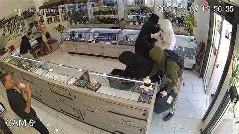 Smash-and-grab thieves fired on by jewelry store employee